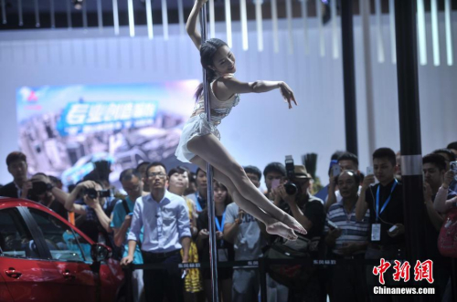 重庆车展 美女模特跳钢管舞吸引观众