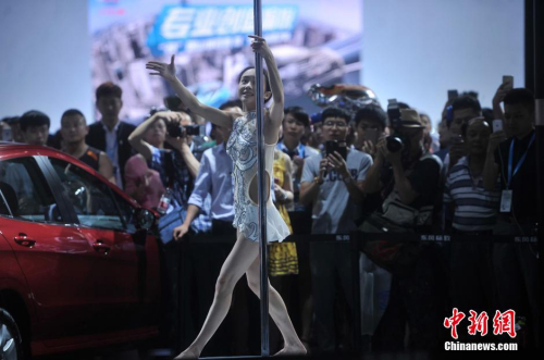 重庆车展 美女模特跳钢管舞吸引观众