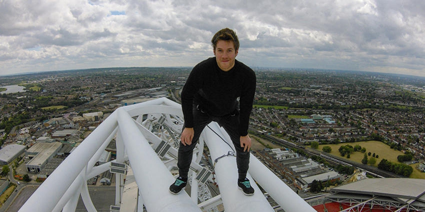 英国恐高症小伙登顶134米温布利球场