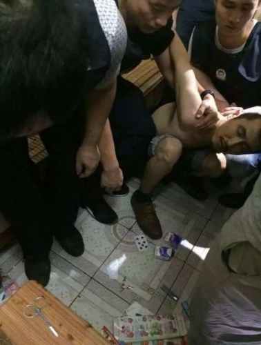 广东：女店员举报小偷惨遭割喉现场