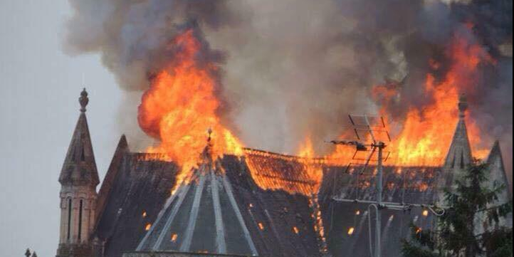 法国19世纪教堂失火 顶部烧毁