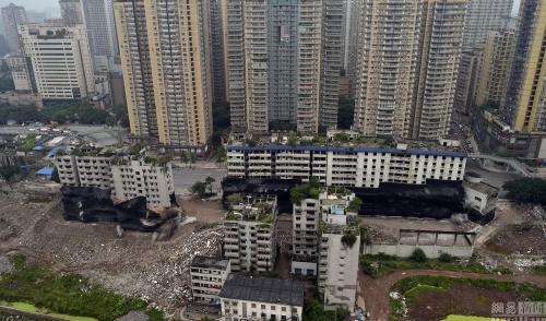 重庆闹市爆破拆除大楼