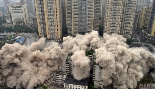 重庆闹市爆破拆除大楼