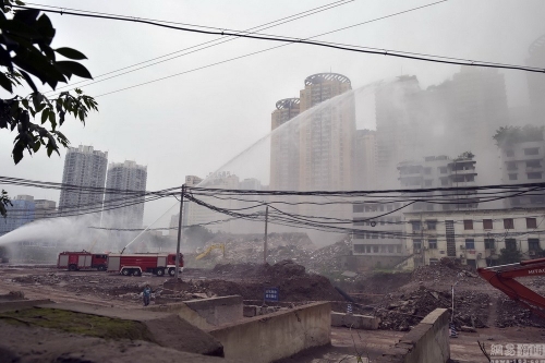 重庆闹市爆破拆除大楼