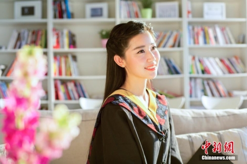 新“度娘”拍摄学士服照片