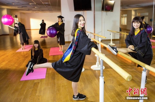 新“度娘”拍摄学士服照片