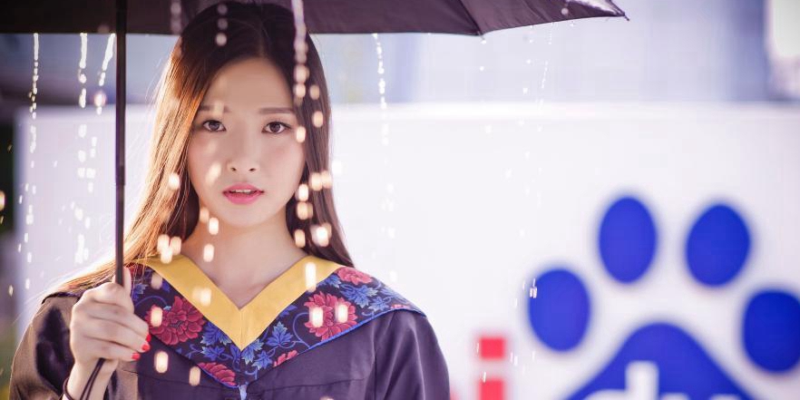 新“度娘”拍摄学士服照片