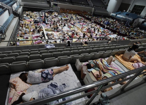 武汉持续高温 华中师大学生体育馆过夜