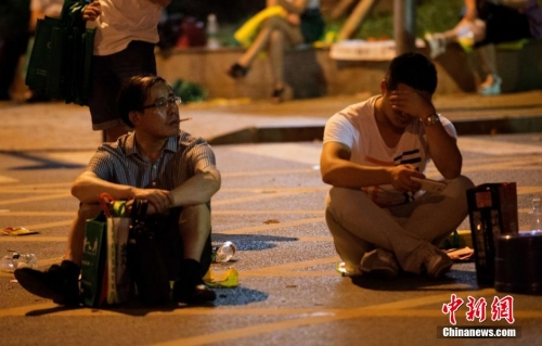 长沙家长为孩子读高中通宵排队