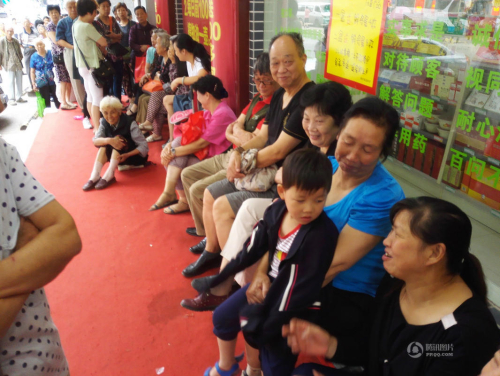 武汉商店促销 80岁太婆凌晨4点排队