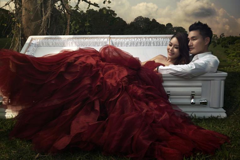 新加坡准夫妇拍摄棺材主题婚纱照