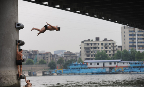 武汉热浪滚滚 市民桥墩跳水