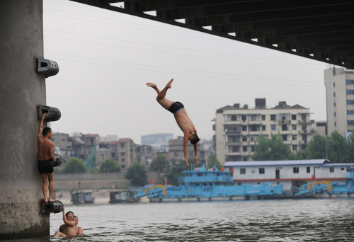 武汉热浪滚滚 市民桥墩跳水
