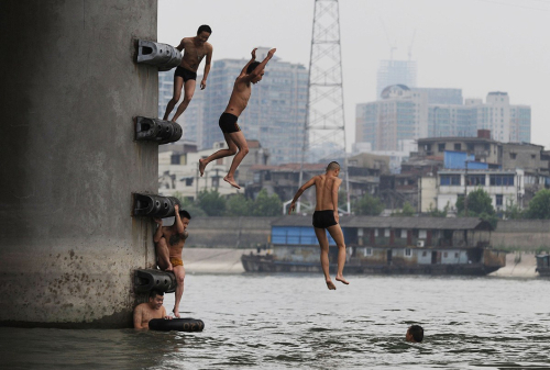 武汉热浪滚滚 市民桥墩跳水