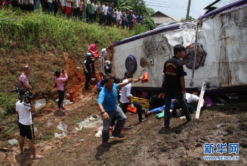 普吉大巴翻车致17名中国游客受伤