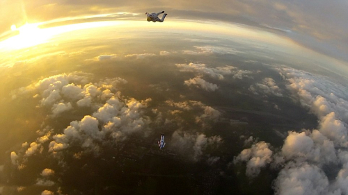 三名男子从四千米高空跳伞 挑战极限