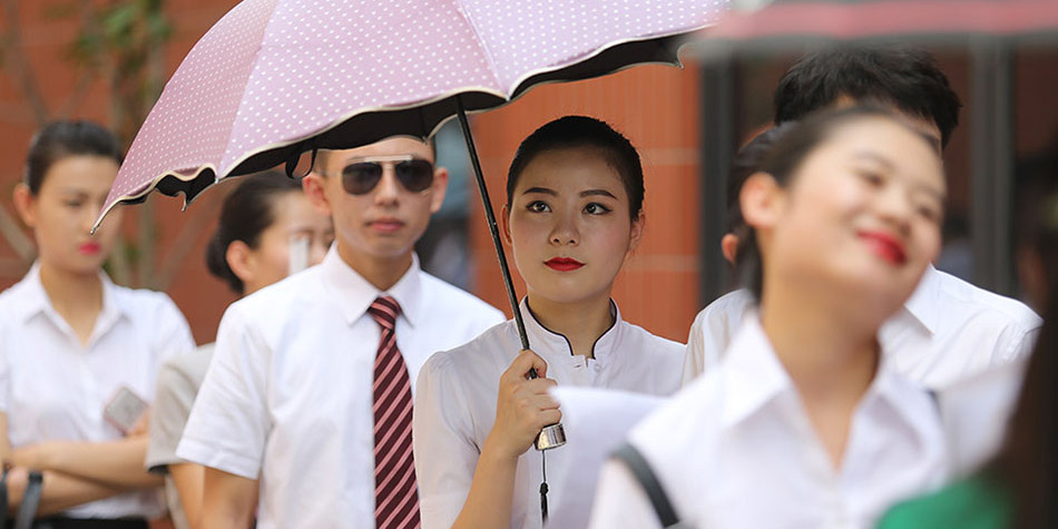 上海千名俊男靓女应聘空乘