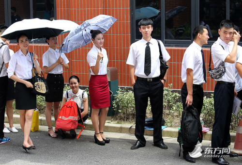 上海千名俊男靓女应聘空乘