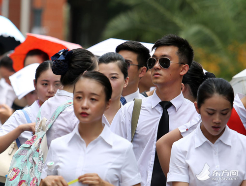 上海千名俊男靓女应聘空乘