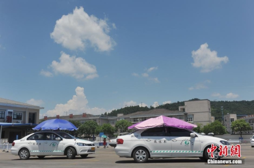 杭州一驾校现遮阳新招 教练车车顶撑伞