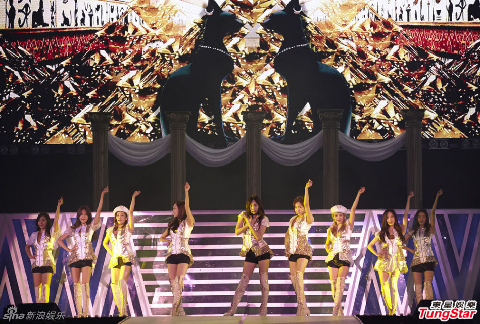 <em>少女时代</em>香港巡演 <em>粉红</em>短裤秀长腿
