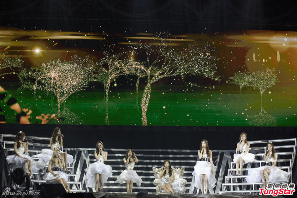 <em>少女时代</em>香港巡演 <em>粉红</em>短裤秀长腿