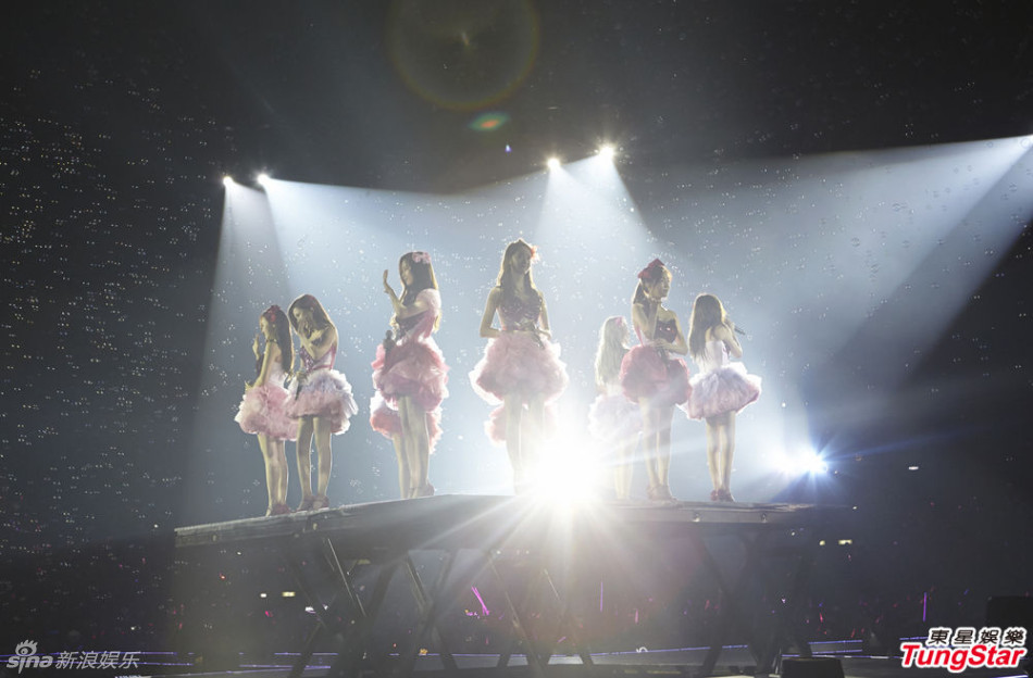 少女时代香港巡演 粉红短裤秀长腿