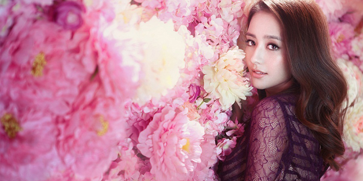 佟丽娅大片置身花海