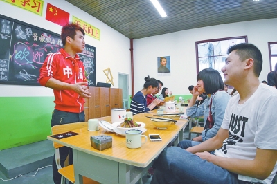 值日生正在向顾客介绍餐厅