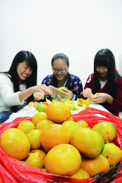同学们一起“聚餐”吃橘子