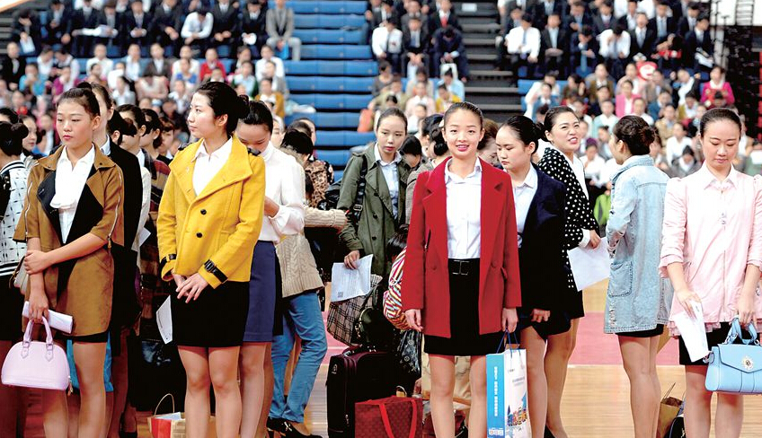 前是严考官、后有众对手，面试前心情复杂。