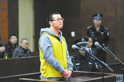 11月3日，雷楚年因涉嫌诈骗罪、伪造国家机关印章、伪造公司印章罪在成都高新区法院出庭受审。