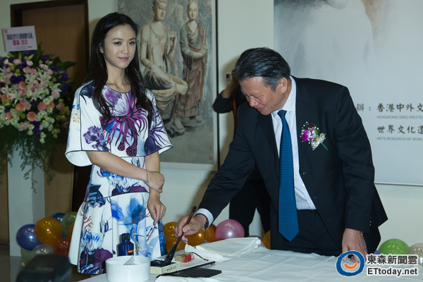 汤唯出席父亲汤余铭的“世界文化遗产绘画展”站台