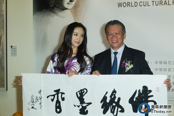 汤唯出席父亲汤余铭的“世界文化遗产绘画展”站台