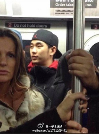 网友拍到金秀贤在纽约乘地铁