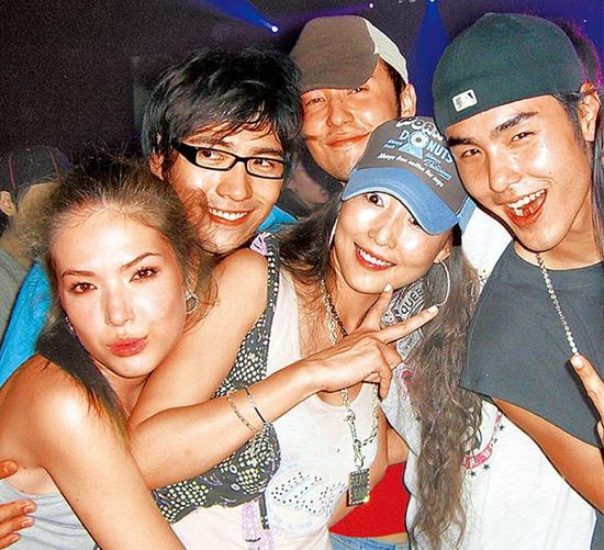 阮经天（右）和张德霖（中）分手后还是朋友，左为许玮宁