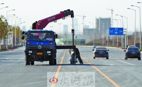 郑开大道开始设置隔离墩 郑开大道开始设置隔离墩