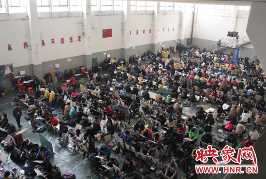 1月23日上午，郑州大学南校区体育馆内，数百名美术艺考生进行素描考试。