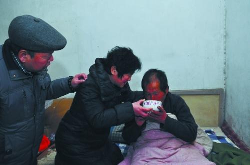郑州6旬老人遛狗走失13天 被邻居偶遇后带回家
