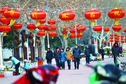 昨天，郑州市文博广场上已挂起了灯笼。