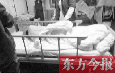 昨日凌晨，郑州市金水区总医院，郑州电台主持人张明救助的轻生女在接受抢救