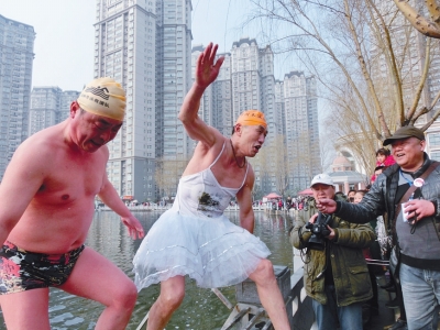 郑州市冬泳爱好者上演老男人版“天鹅戏水”