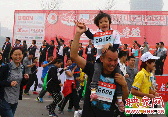 在马拉松现场有不少父母都带着孩子一起来参与比赛 在马拉松现场有不少父母都带着孩子一起来参与比赛