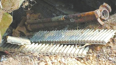 新县村民扫墓时发现"军火库" 有机枪、迫击炮等重武器