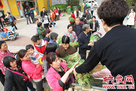 物业人员帮忙分发蔬菜
