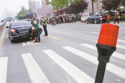 郑州14岁少年遭轿车撞断双腿 肇事司机趁人不备逃走
