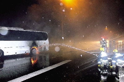 河南中巴车高速起火 幸遇天降大雨未引燃整辆车