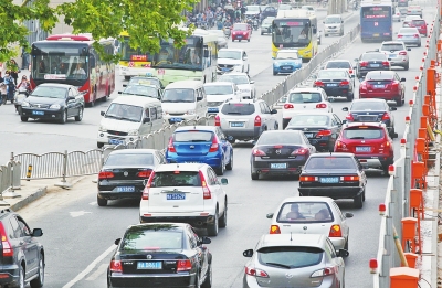 郑州拥堵的车流中也会有一些黄标车