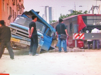 一个路口两辆大车陷入大坑
