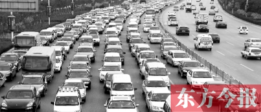 21日，郑州市中州大道，大量拥堵的汽车将宽宽的道路变成“停车场”